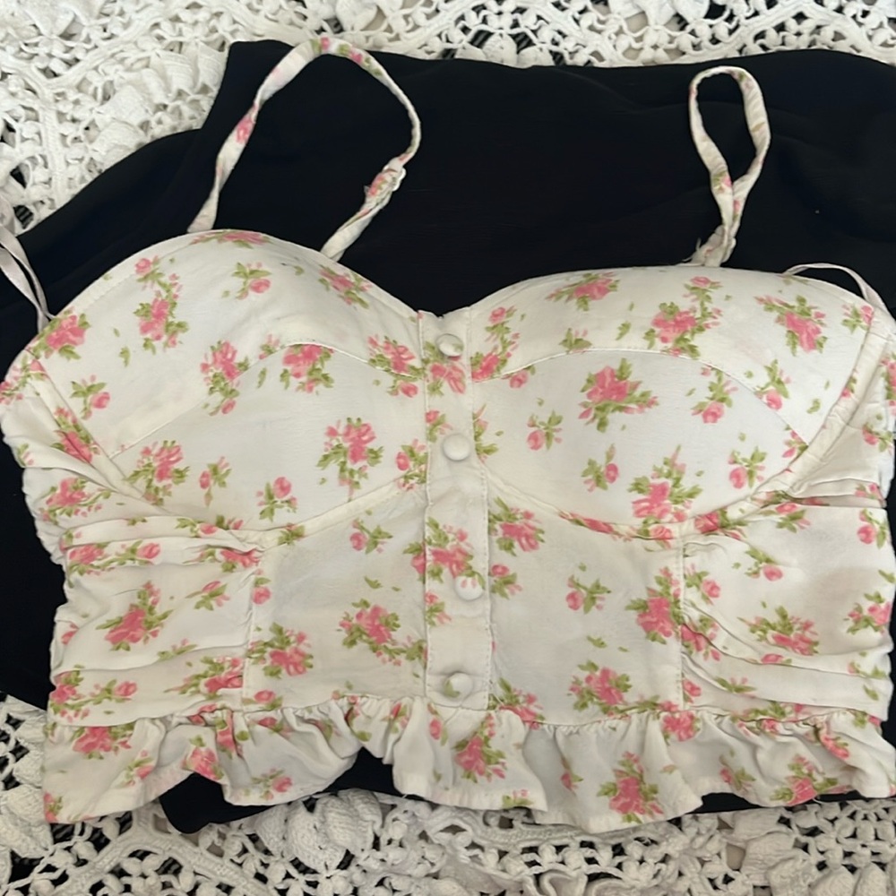 Flower top that’s great for showing figure, fitted back for different ribcages